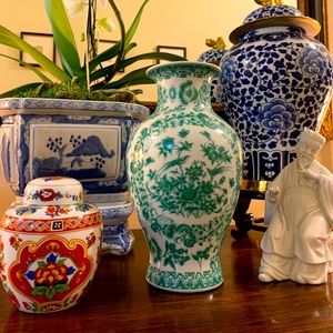 Vintage Bombay
Green Porcelain Chinoiserie Vase